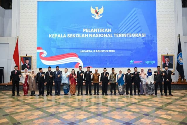 mendikdasmen_lantik_17_kepala_sekolah_nasional_terintegrasi_kloter_perdana