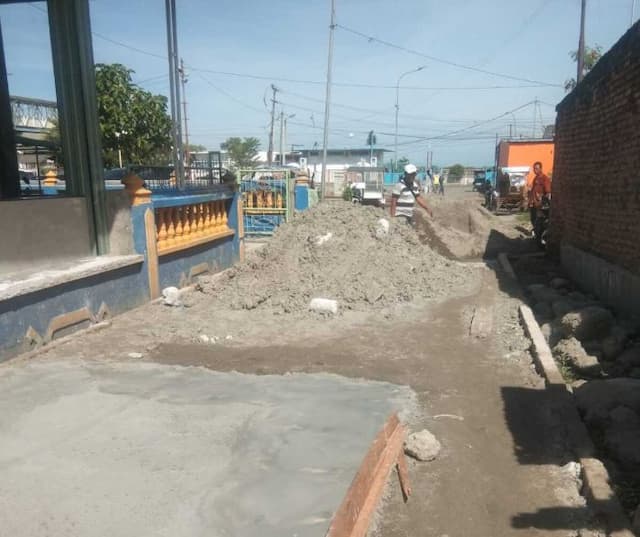 warga_patungan_cor_jalan_yang_bertahuntahun_jadi_danau_di_belawan