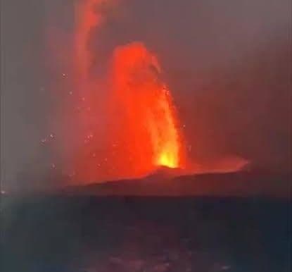erupsi_gunung_anak_krakatau_ganggu_penerbangan_dan_picu_pjj_di_jakartabanten