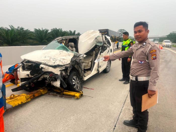 innova_tabrak_truk_tangki_di_tol_medantebingtinggi_warga_simalungun_tewas