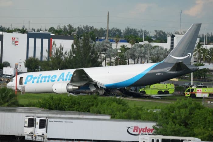 pesawat_kargo_amazon_keluar_landasan_di_bandara_miami_5_orang_tewas