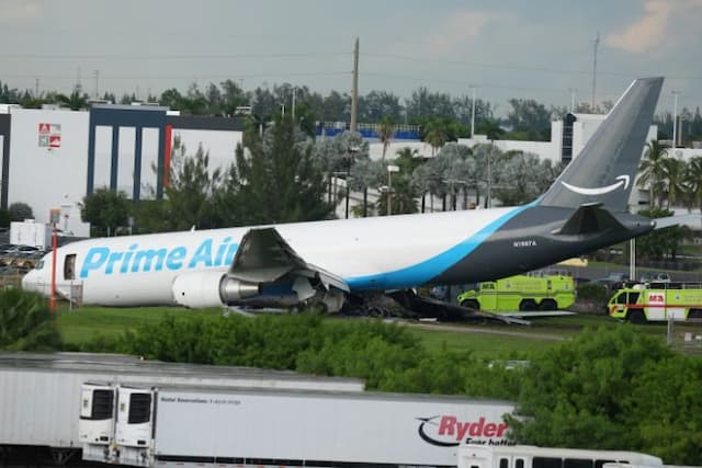 pesawat_kargo_amazon_keluar_landasan_di_bandara_miami_5_orang_tewas