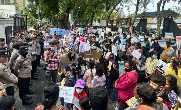 ratusan_massa_rohingya_unjuk_rasa_di_dprd_sumut_minta_kepastian_pemukiman