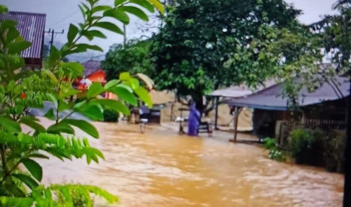 tanggul_jebol_ratusan_rumah_di_sipange_tapteng_kembali_terendam_banjir_