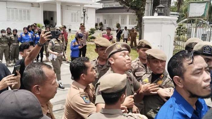 aksi_tuntut_klarifikasi_bayi_meninggal_di_rsud_sultan_sulaiman_nyaris_ricuh