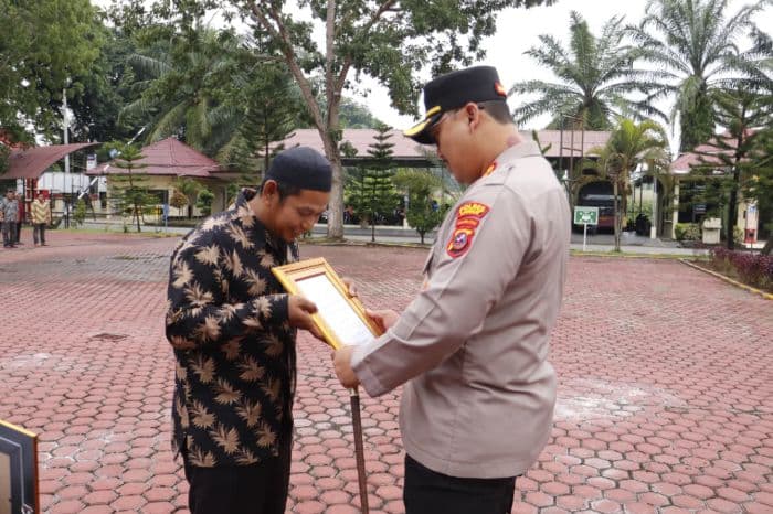 berhasil_basmi_monyet_liar_kapolres_langkat_beri_penghargaan_ke_warga