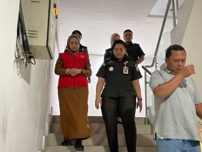 korupsi_dana_bagi_hasil_sawit_kejari_binjai_tahan_plt_kadis_putr