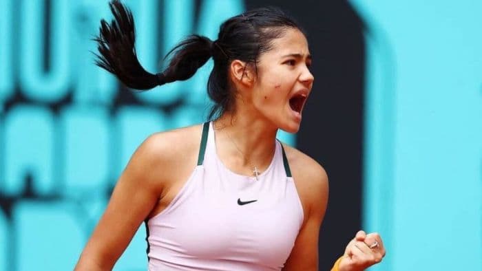 raducanu_mundur_dari_wuhan_open_karena_pusing_di_tengah_cuaca_panas
