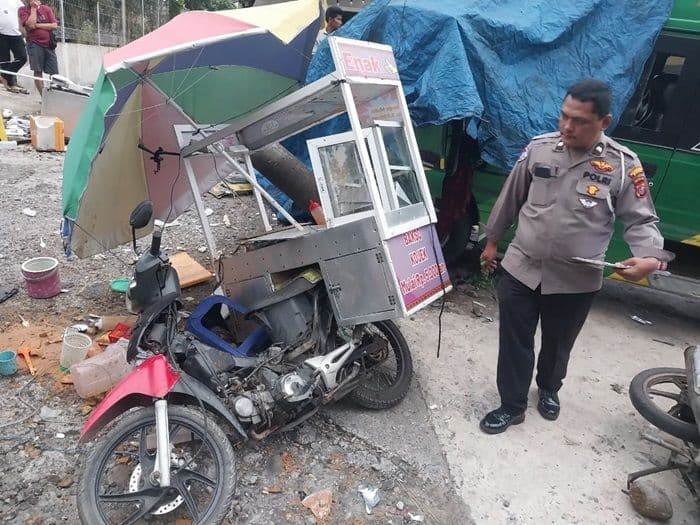 tabrakan_di_sibolangit_lukai_dua_pedagang_empat_kendaraan_ringsek