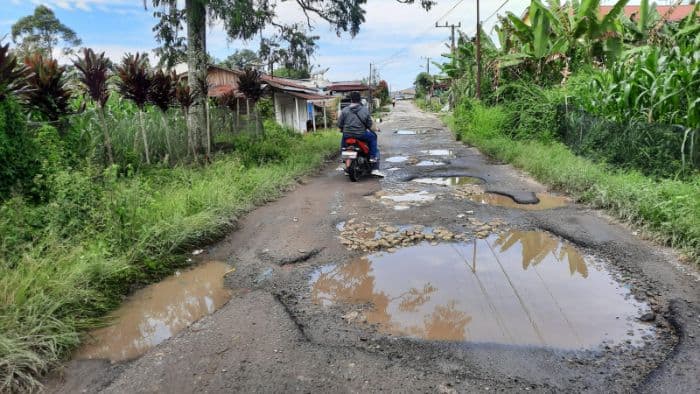 warga_keluhkan_jalan_rusak_parah_di_raya_ganggu_aktivitas_dan_keselamatan