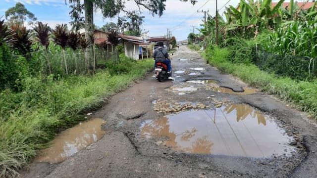 warga_keluhkan_jalan_rusak_parah_di_raya_ganggu_aktivitas_dan_keselamatan