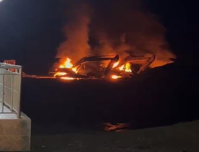 3_ekskavator_di_lokasi_tambang_ilegal_madina_dibakar_warga_polisi_pulihkan_situasi_