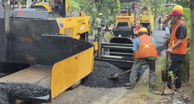 dinas_putr_binjai_kebut_pengaspalan_jalan_sumatera_yang_rusak