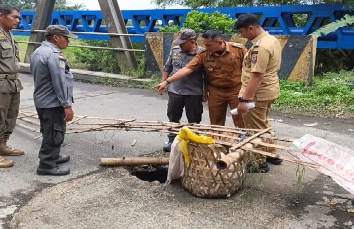jembatan_jalan_labu_binjai_rusak_dan_berlubang_warga_khawatir_melintas
