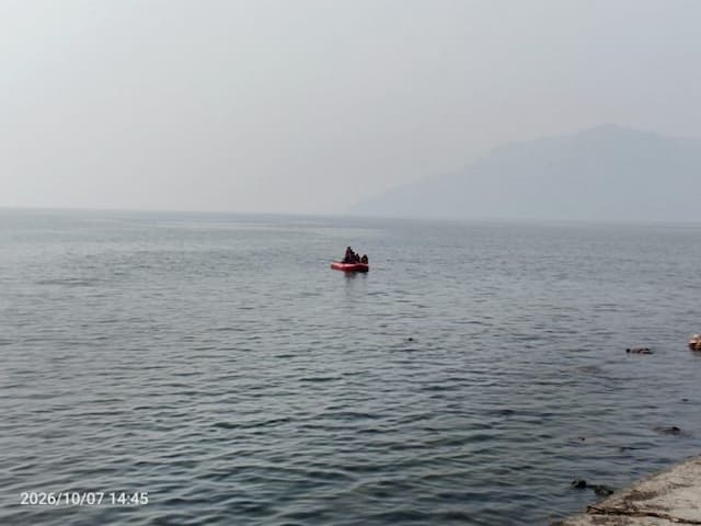 kabut_tebal_di_danau_toba_jarak_pandang_15_km_dan_nakhoda_diminta_waspada
