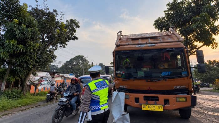 truk_fuso_mogok_jalan_h_ulakma_sinagajalan_asahan_siantar_macet_panjang