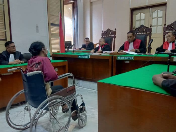 eks_kapuskesmas_parsoburan_menangis_usai_divonis_penjara_satu_tahun