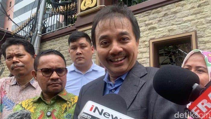 roy_suryo_tersangka_kasus_ijazah_palsu_jokowi_pilih_tersenyum_dan_serahkan_pada_kuasa_hukum