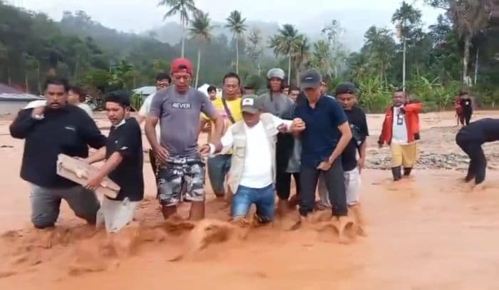 bupati_tapteng_nyaris_terseret_arus_saat_menyalurkan_bantuan_di_hutanabolon