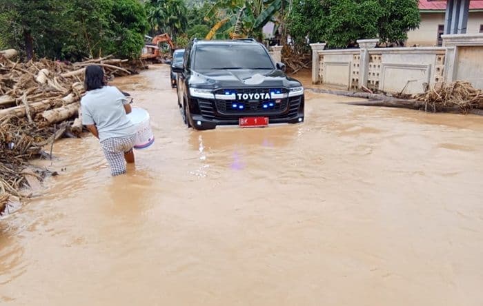 bupati_simalungun_dan_tapteng_turun_ke_lokasi_serahkan_bantuan_untuk_korban_banjir_bandang_tukka