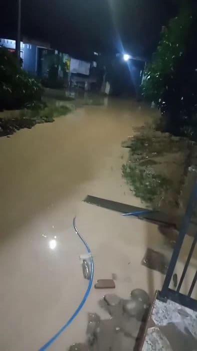debit_sungai_aek_sirahar_meluap_banjir_susulan_masuki_pemukiman_warga_barus_tapteng