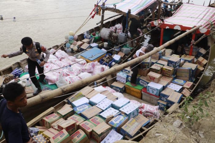 kapolres_langkat_salurkan_bantuan_ke_dusun_terisolir_korban_banjir_pematang_cengal