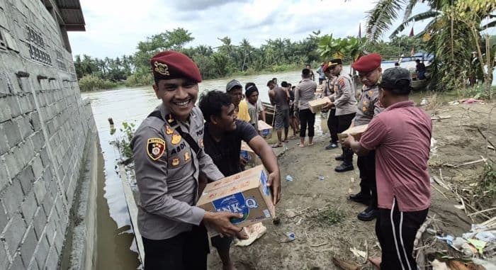 perwira_polda_sumut_susuri_sungai_salurkan_bantuan_ke_desa_terisolir_di_langkat