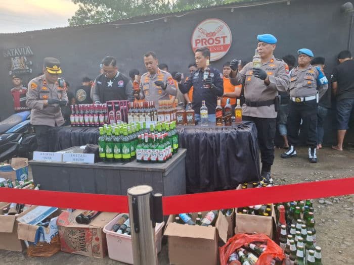 polrestabes_medan_gerebek_thm_terbul_pancur_batu_lima_pelaku_ditangkap_dan_36_ekstasi_disita