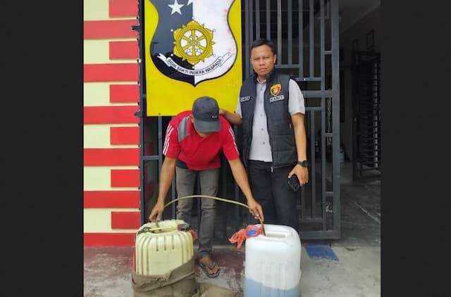 polsek_kota_kisaran_amankan_tiga_pelaku_penyulingan_dan_penimbunan_bbm_bersubsidi_di_spbu_sei_renggas