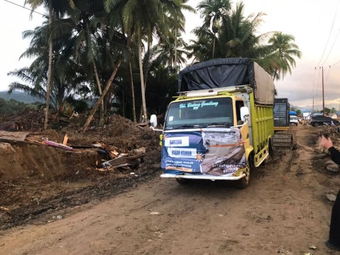 relawan_kojab_asahan_terobos_medan_ekstrem_salurkan_bantuan_ke_korban_banjir_bandang_garoga