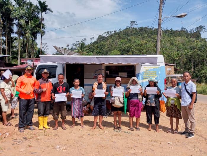 disdukcapil_tapteng_layani_jemput_bola_dokumen_kependudukan_untuk_korban_banjir_dan_tanah_longsor