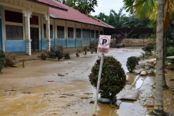 dpr_tekankan_penyaluran_bantuan_bagi_pelajar_terdampak_bencana_tidak_kaku_administrasi