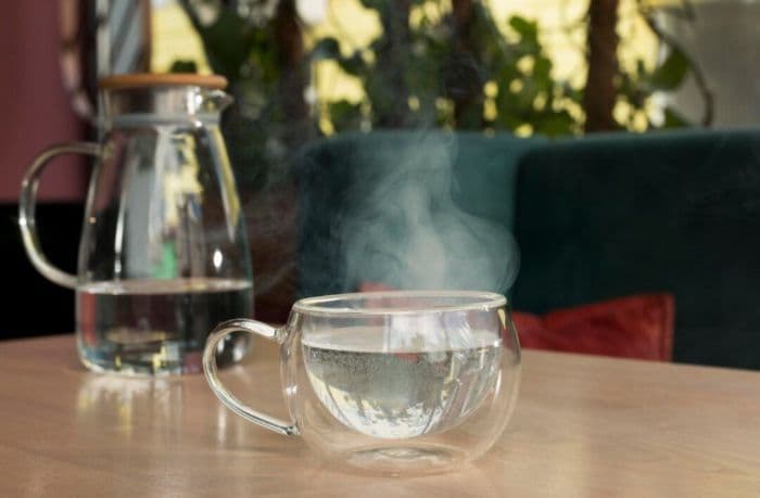 minum_air_putih_campur_minyak_kayu_putih_demi_redakan_super_flu_cek_faktanya