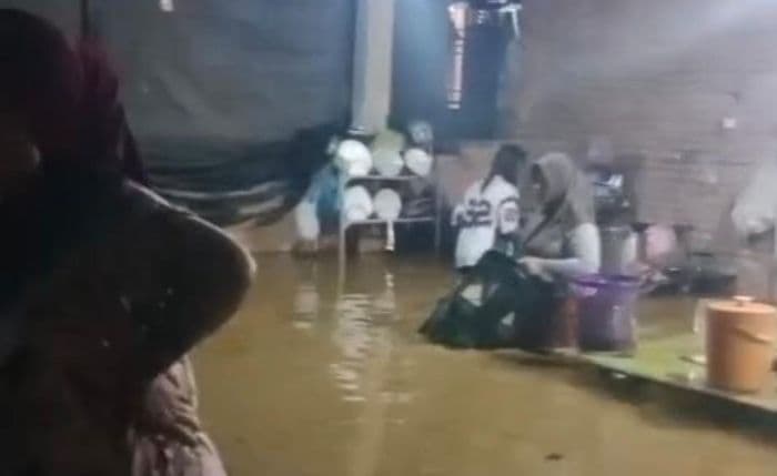 sungai_kuala_meluap_rendam_ratusan_rumah_dan_pondok_pesantren_al_uswah