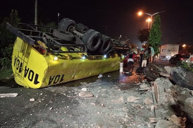 truk_tangki_minyak_goreng_terguling_di_jalinsum_deli_serdang_warga_ramai_ambil_minyak_tumpah