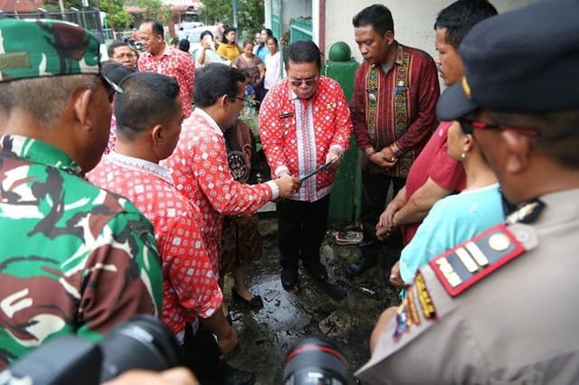 wali_kota_wesly_silalahi_tinjau_dua_lokasi_kebakaran_di_pematangsiantar_serahkan_bantuan_korban