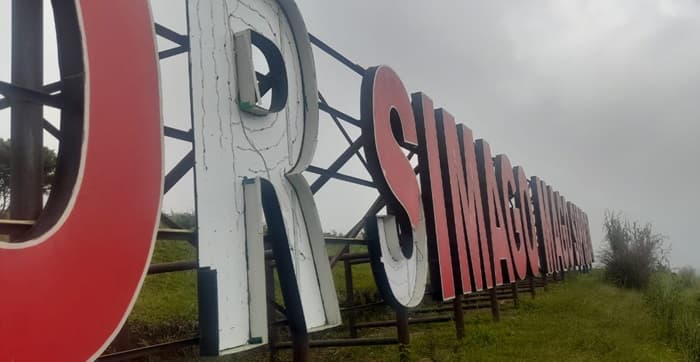 kaca_lampu_akrilik_tor_simagomago_di_sipirok_terkesan_dibiarkan_rusak