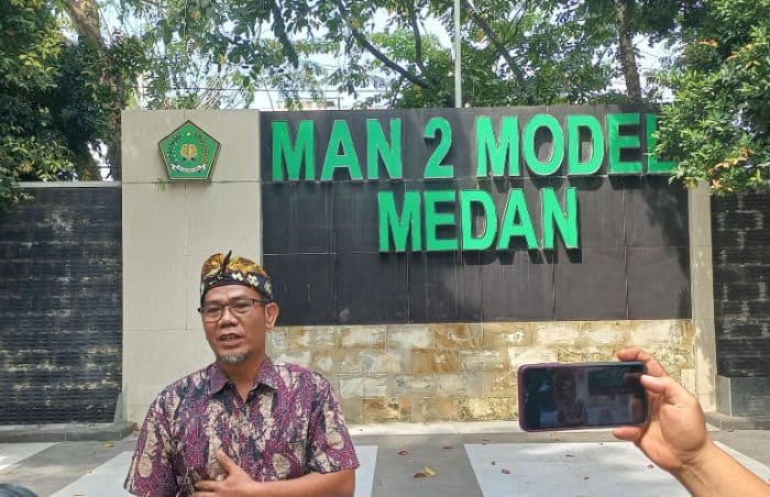 orang_tua_menangis_haru_siswa_man_2_model_medan_berkesempatan_ikut_snbp_