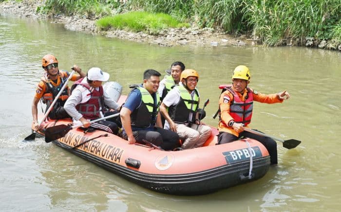 bobby_turun_ke_sungai_deli_medan_bersihbersih_sungai_di_hut_ke18_gerindra