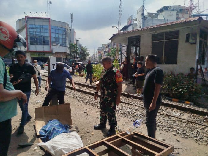 kakek_55_tahun_tewas_ditabrak_ka_di_simpang_pandu_medan
