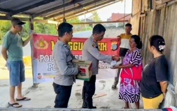 patroli_kamtibmas_polsek_medang_deras_sapa_warga_dan_salurkan_sembako_untuk_lansia
