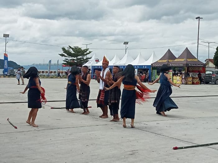 hut_toba_diwarnai_perlombaan_kreasi_tortor_tradisional