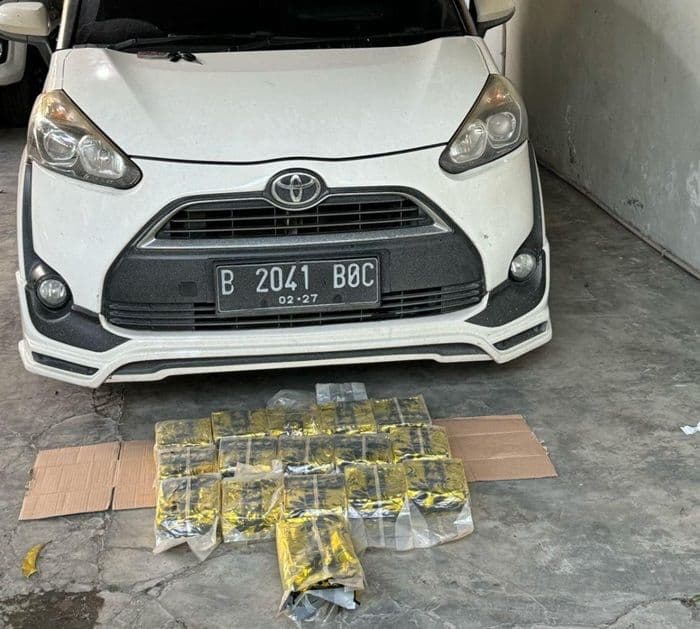 polda_sumut_sita_16_kilo_sabu_dan_1_unit_mobil_toyota_sienta_di_sunggal_
