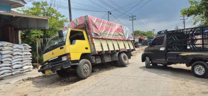 truk_sembako_terperosok_ke_lubang_bekas_galian_pipa_di_binjai