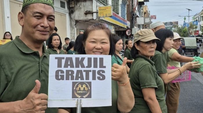 warga_etnis_tionghoa_bagibagi_takjil_gratis_di_binjai