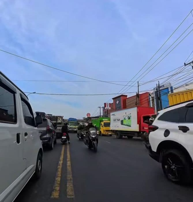 antrean_panjang_bbm_di_sejumlah_spbu_deli_serdang_picu_kemacetan