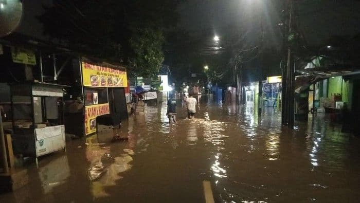 hujan_deras_semalaman_sejumlah_wilayah_jakarta_selatan_terendam_banjir