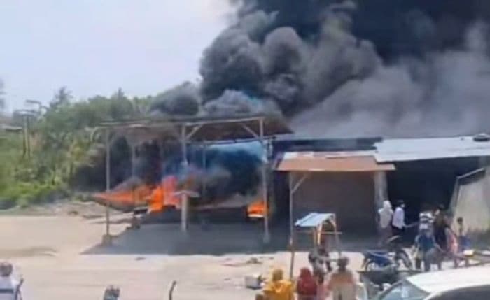 kebakaran_hebohkan_simpang_tol_kuala_tanjung_rumah_papan_dan_doorsmeer_nyaris_ludes