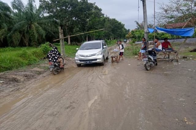 pemkab_langkat_siapkan_rp71_miliar_perbaiki_jalan_stabatsecanggang_yang_rusak