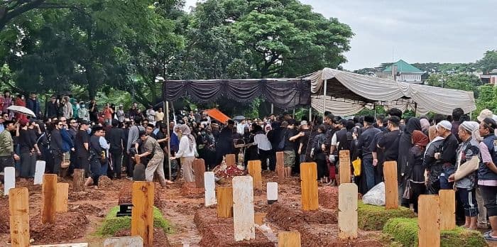 suasana_haru_iringi_pemakaman_vidi_aldiano_di_tanah_kusir